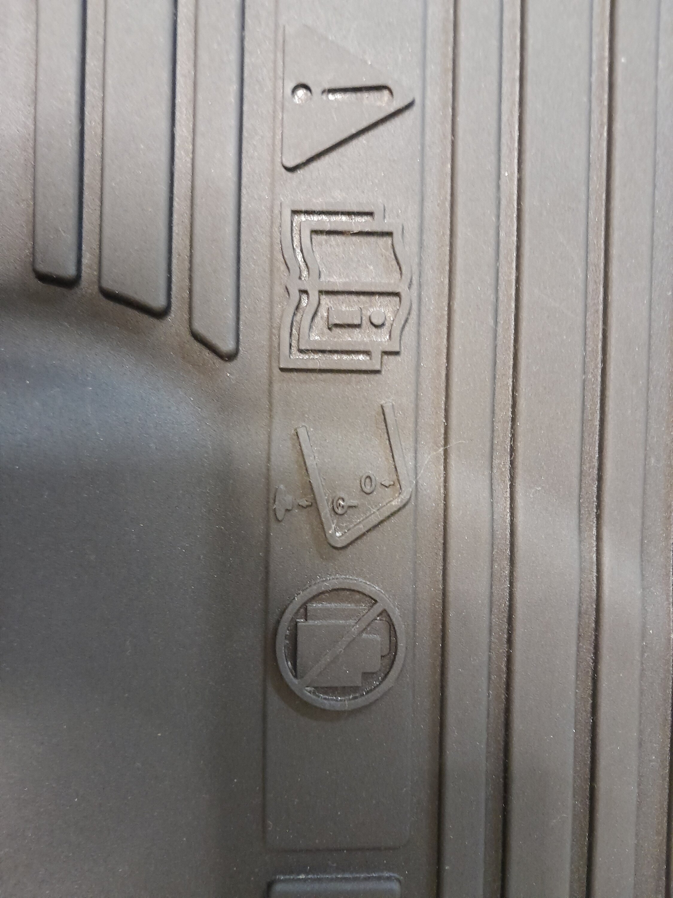 Ford Maverick Meaning of symbols on OEM rubber mats? 20230414_082047 (1)