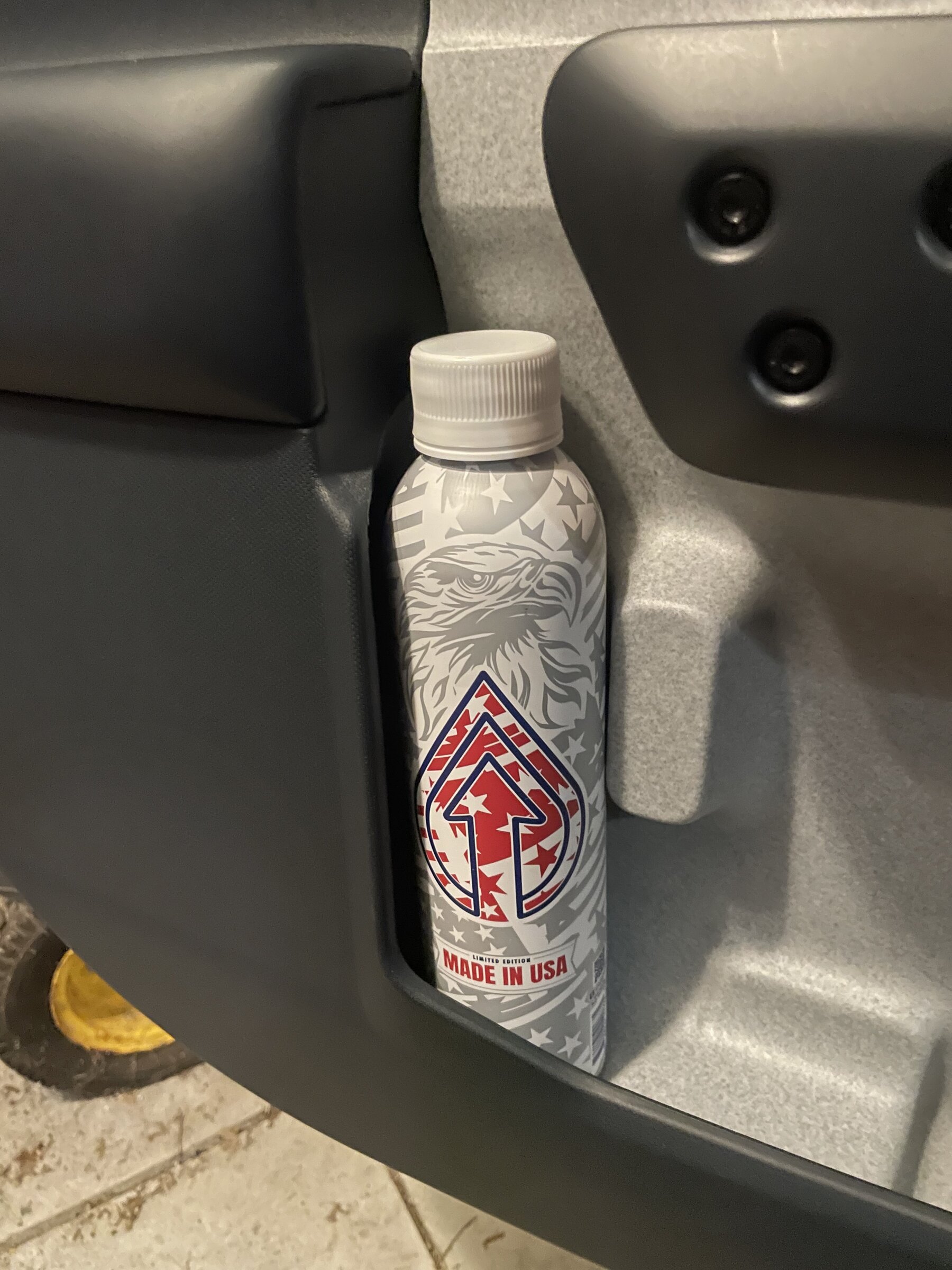 Found a water bottle that fits in the Maverick's door perfectly :  r/FordMaverickTruck