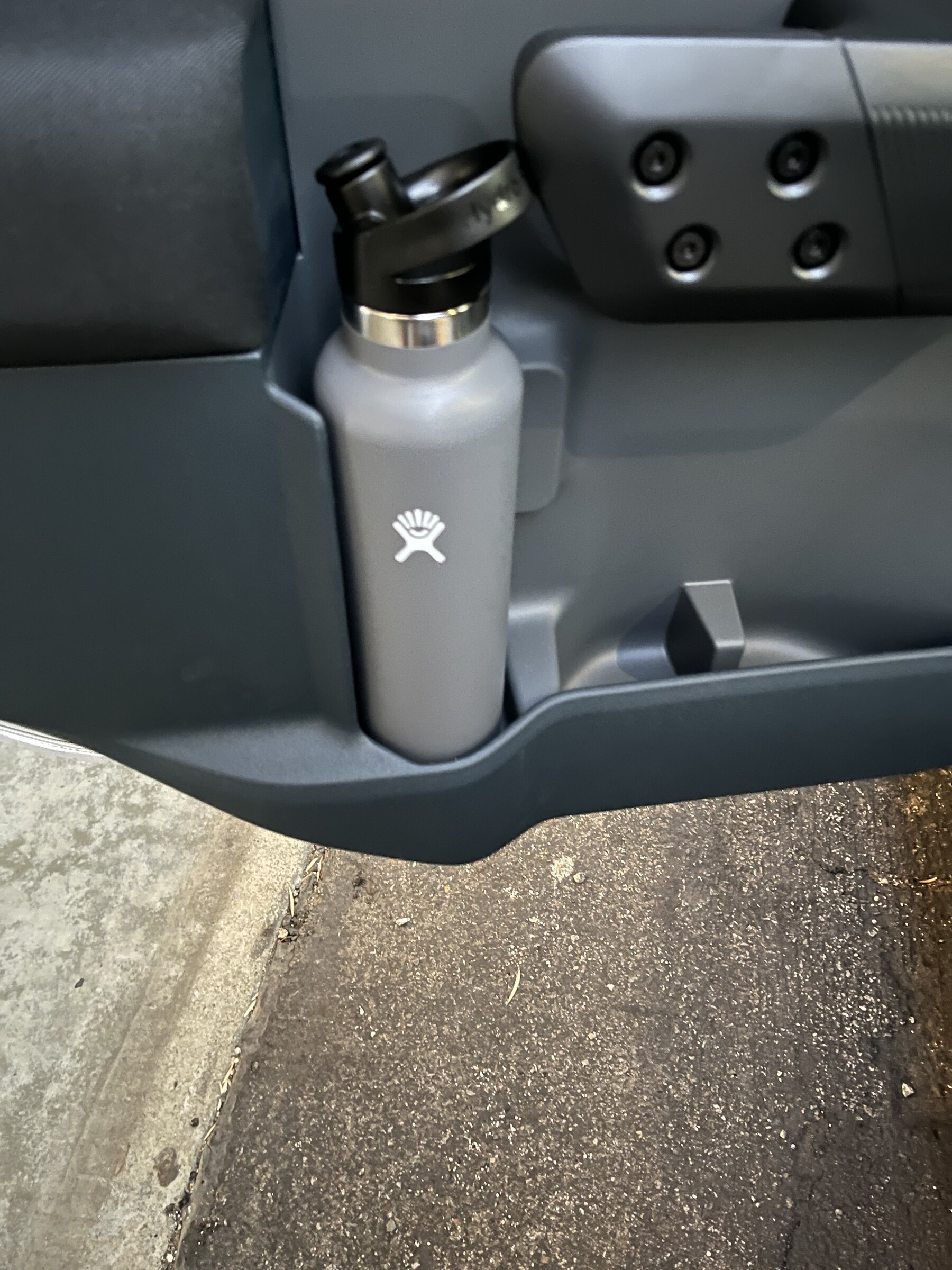 A 40 Oz. HydroFlask DOES NOT fit in the door! : r/FordMaverickTruck