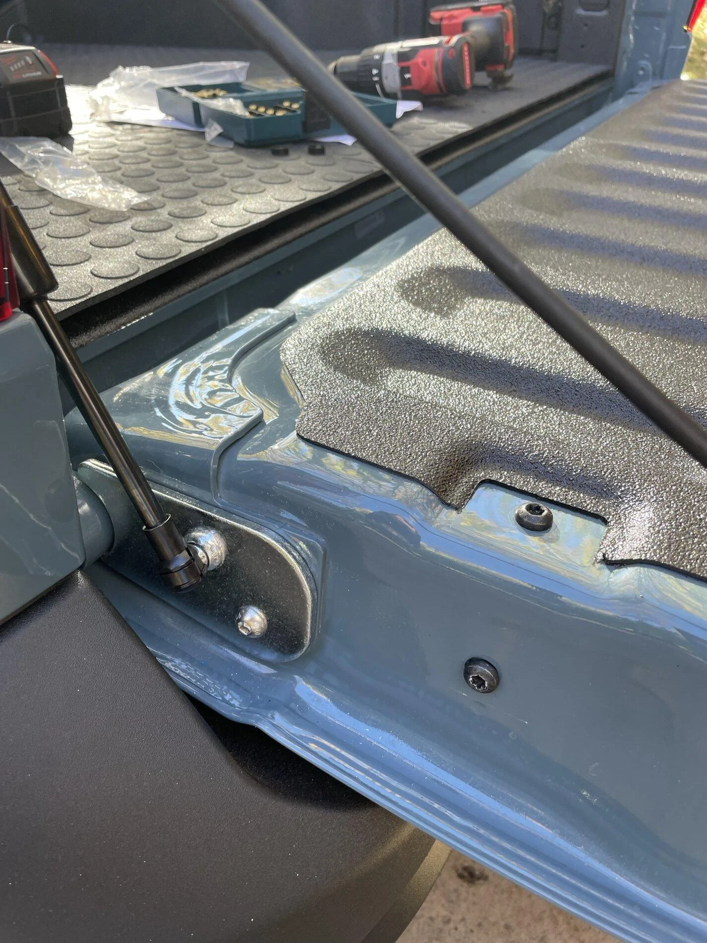 Ford Maverick Tailgate Assist hydraulic struts & custom bed mat on 2022 Maverick [video] {filename}