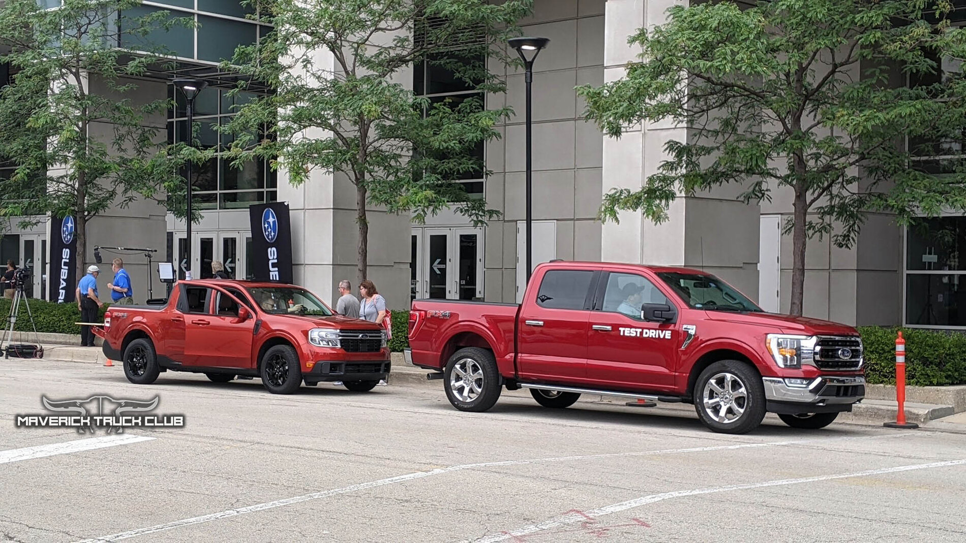 Ford Maverick Hot Pepper Red Maverick vs Rapid Red F-150 - colors and size comparison look Hot Pepper Red 2022 Maverick vs Rapid Red F-150