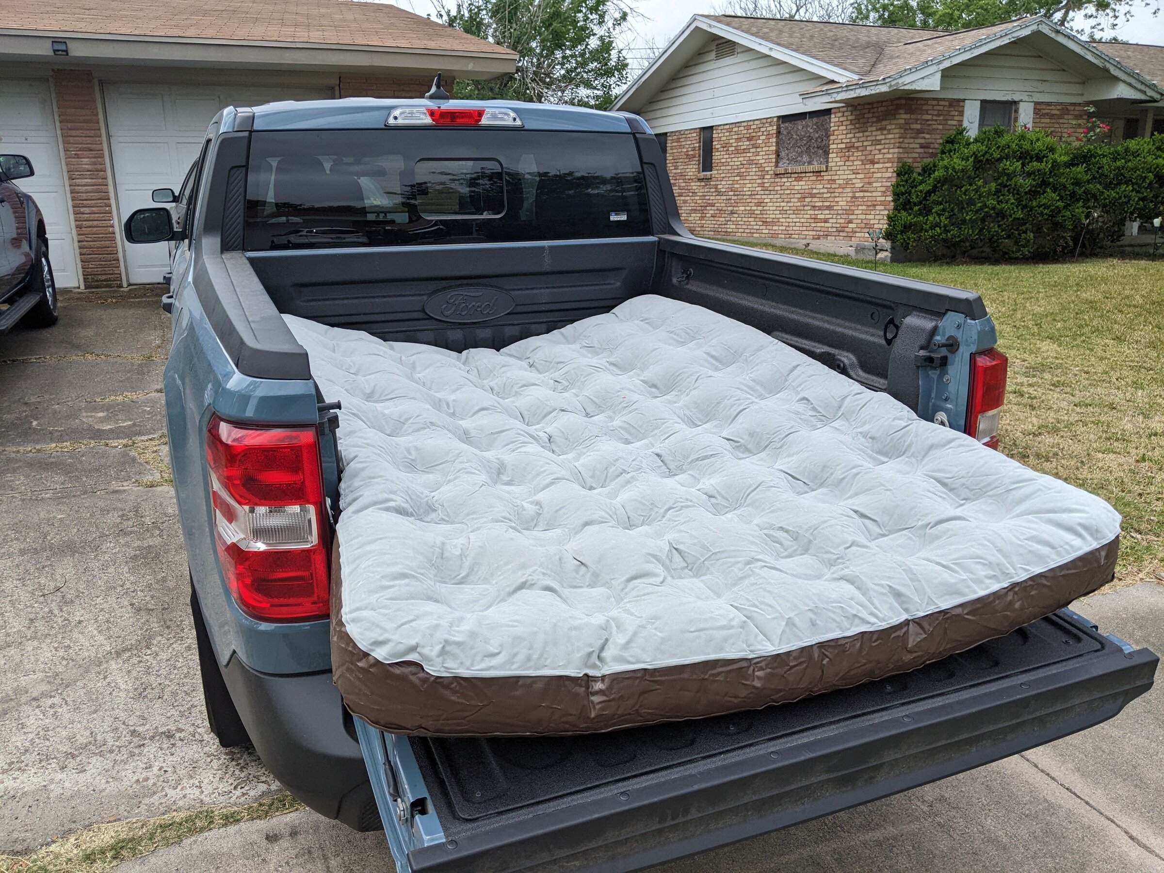 queen size mattress in pickup truck