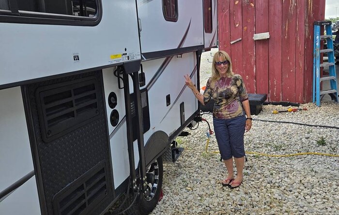 RV - Towing Trailmanor 2720QS hard-sided pop-up trailer